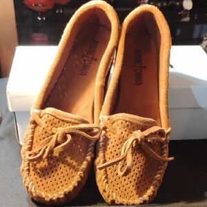 Minnetonka Women's Tan Perforated Moccasins